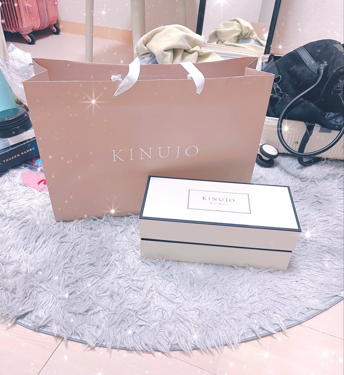床に服やバッグが置かれた娘の部屋と誕生日プレゼントの写真