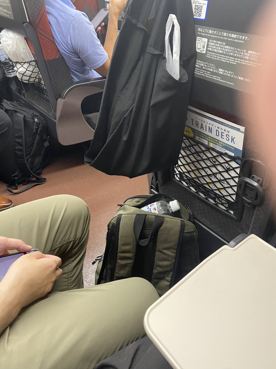 新幹線の通路側の足元に置かれたカバン